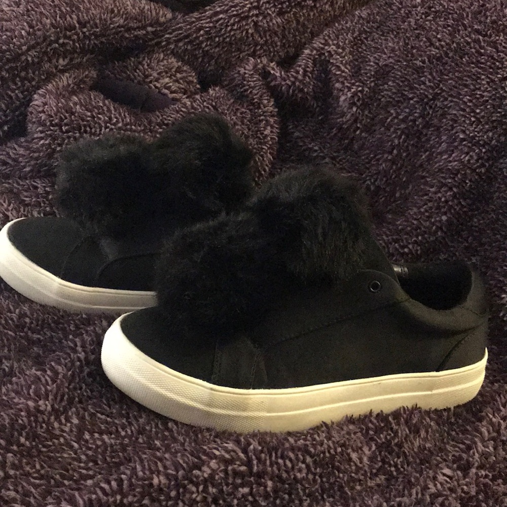 Pom poms tennis shoes